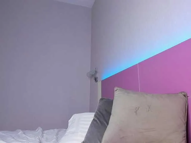 Live sex webcam photo for NaughtyBlond4 #292105461