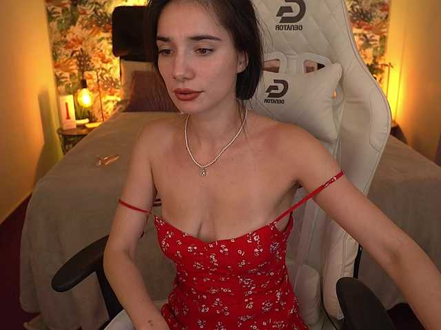 Live sex webcam photo for NaughtyyLinda #289406873