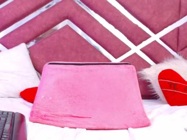 Live sex webcam photo for NiaPratt #277338497