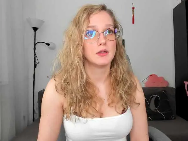 Live sex webcam photo for NicolMoon3 #272406364