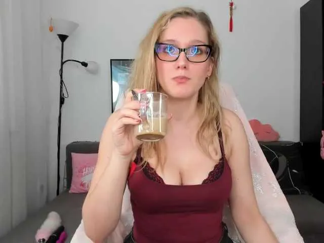 Live sex webcam photo for NicolMoon3 #273011365