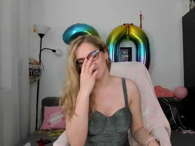 Live sex webcam photo for NicolMoon3 #273060321