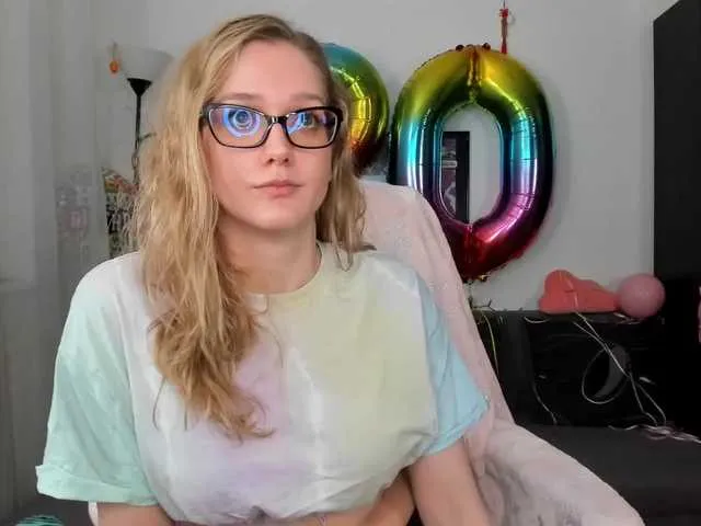 Live sex webcam photo for NicolMoon3 #273073676