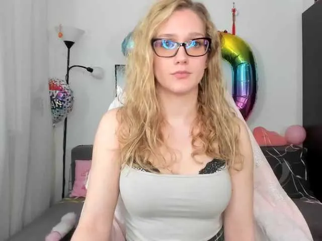 Live sex webcam photo for NicolMoon3 #273097373