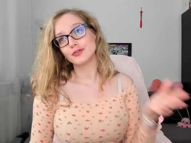Live sex webcam photo for NicolMoon3 #273525552