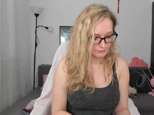 Live sex webcam photo for NicolMoon3 #273954281