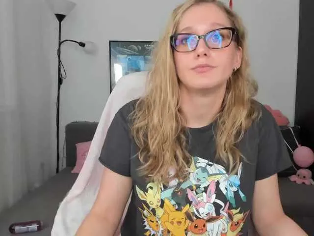 Live sex webcam photo for NicolMoon3 #273967041