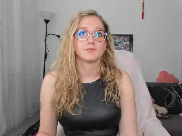 Live sex webcam photo for NicolMoon3 #274053992