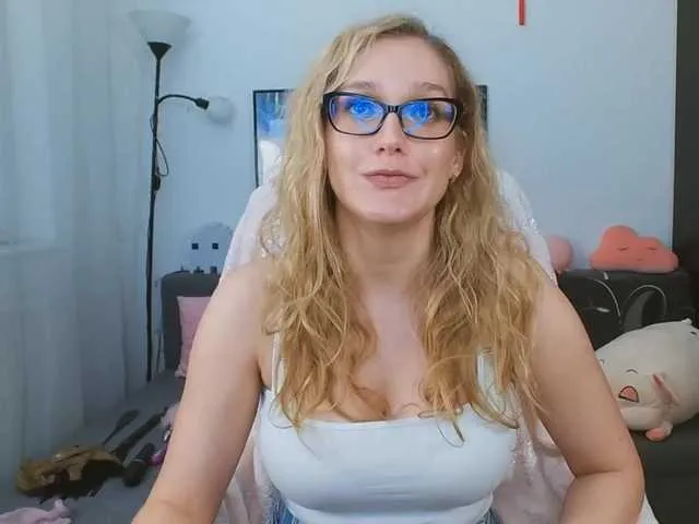 Live sex webcam photo for NicolMoon3 #274590450