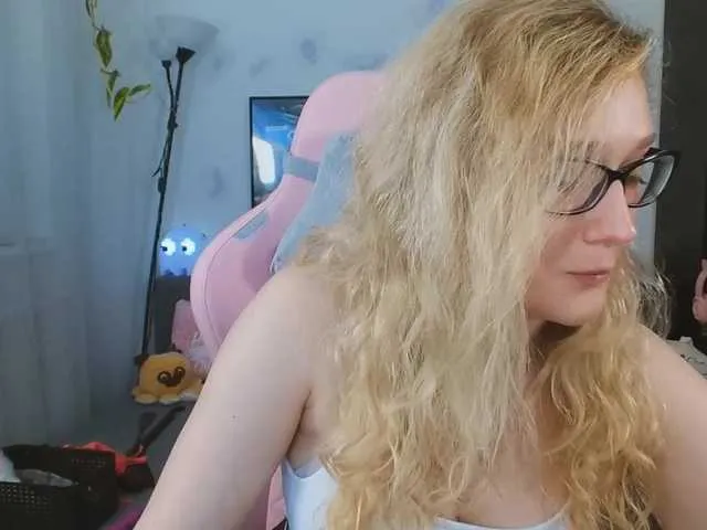 Live sex webcam photo for NicolMoon3 #275539065