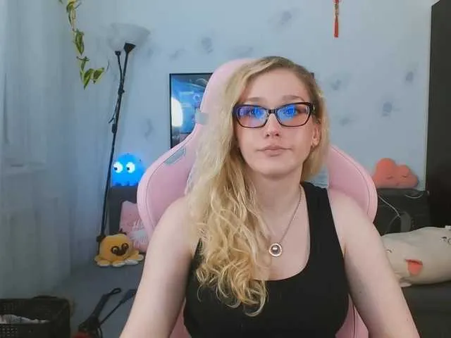 Live sex webcam photo for NicolMoon3 #275557179