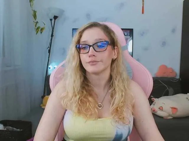 Live sex webcam photo for NicolMoon3 #275562008