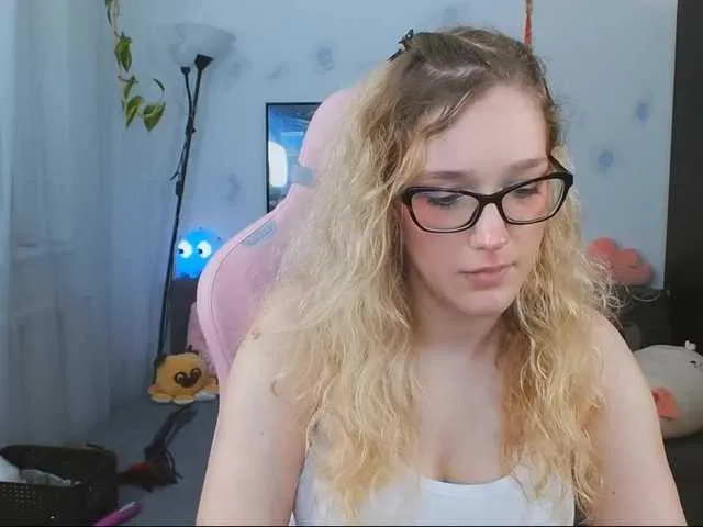 Live sex webcam photo for NicolMoon3 #275569848