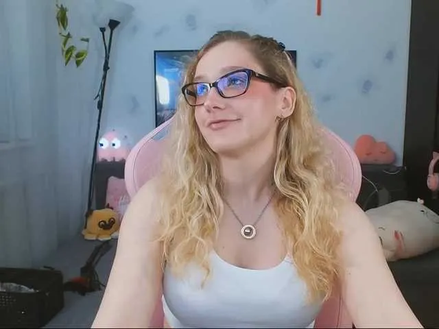 Live sex webcam photo for NicolMoon3 #275571322