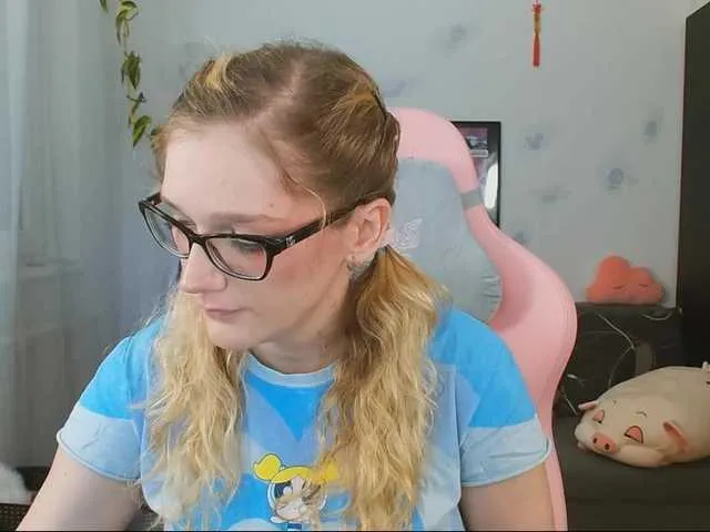 Live sex webcam photo for NicolMoon3 #275576690