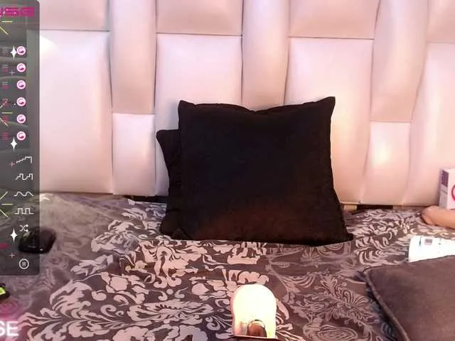 Live sex webcam photo for NicoleHotWild #273439999