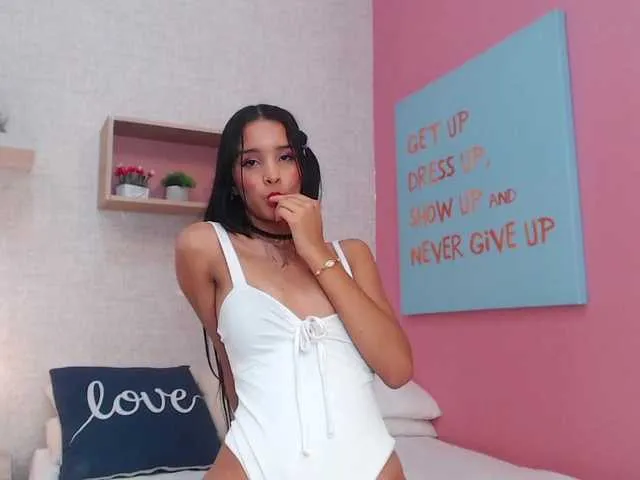 Live sex webcam photo for NicoleLee #272044975