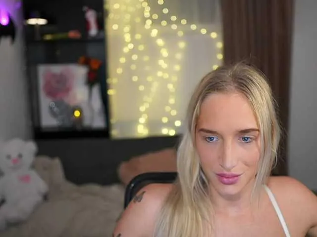 Live sex webcam photo for NicoletteShea01 #277010536