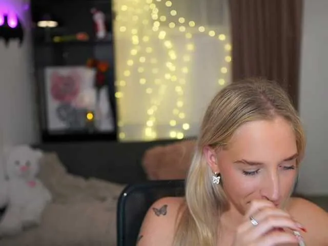 Live sex webcam photo for NicoletteShea01 #277013804