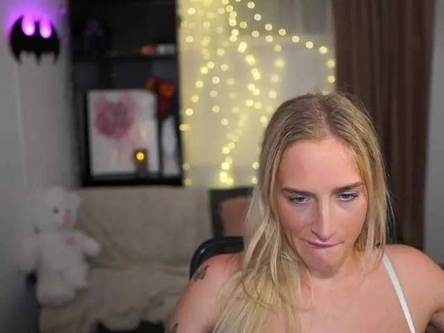 Live sex webcam photo for NicoletteShea01 #277085257