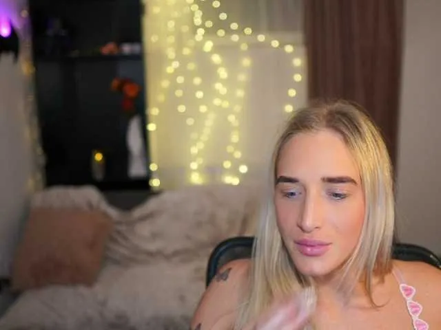 Live sex webcam photo for NicoletteShea01 #277203690