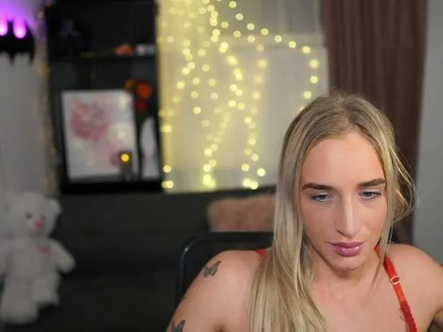 Live sex webcam photo for NicoletteShea01 #277221947