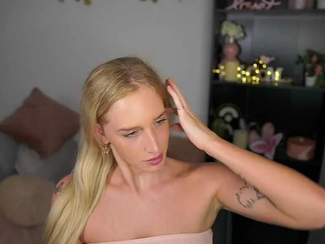 Live sex webcam photo for NicoletteShea01 #278055766