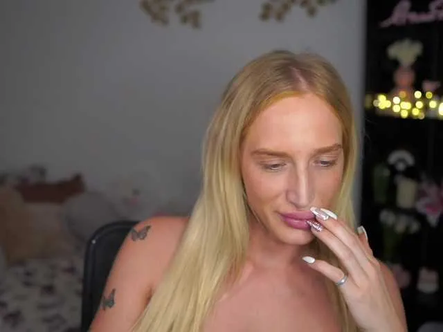 Live sex webcam photo for NicoletteShea01 #290184073