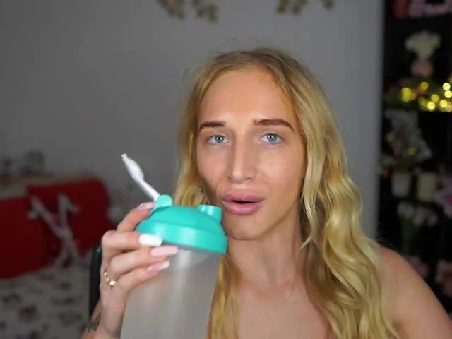 Live sex webcam photo for NicoletteShea01 #290241784