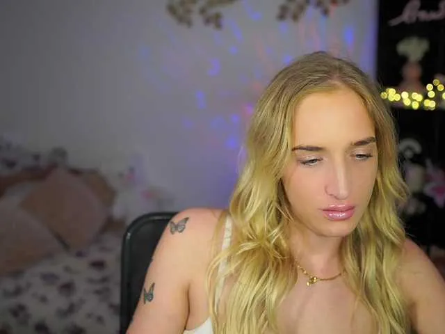 Live sex webcam photo for NicoletteShea01 #290369324