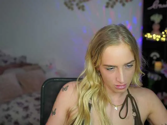 Live sex webcam photo for NicoletteShea01 #290374361