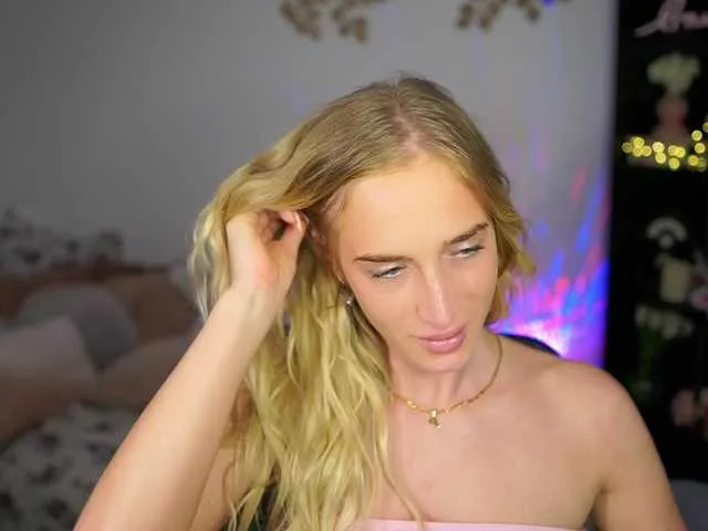 Live sex webcam photo for NicoletteShea01 #290409191