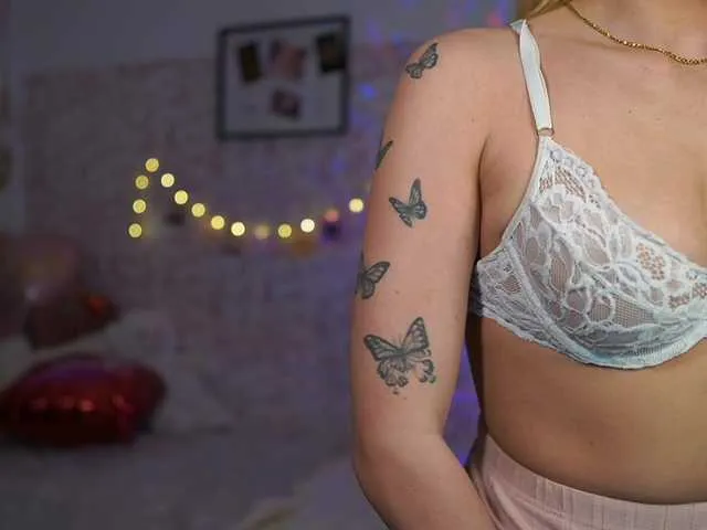 Live sex webcam photo for NicoletteShea01 #290479745