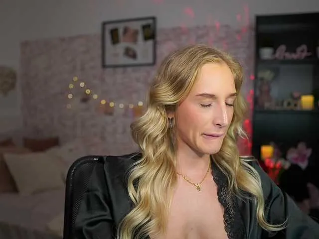 Live sex webcam photo for NicoletteShea01 #290683669