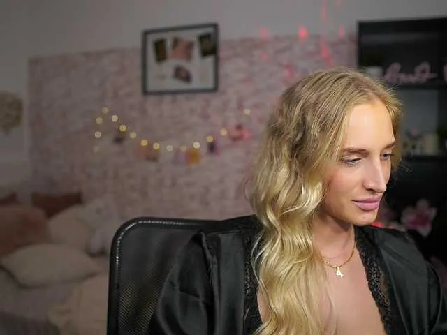 Live sex webcam photo for NicoletteShea01 #290685567