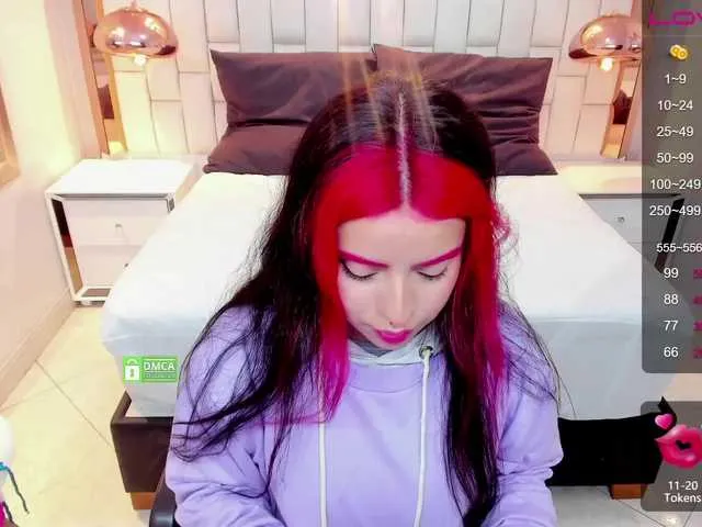 Live sex webcam photo for NicolleG-18 #273448328