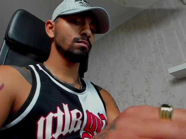 Live sex webcam photo for NigelBoyd #275603646