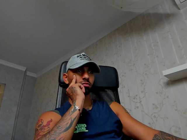 Live sex webcam photo for NigelBoyd #275611574