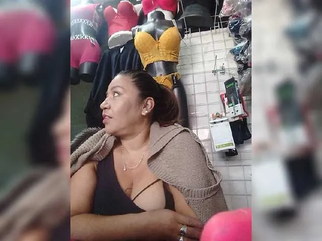 Live sex webcam photo for Niiccoll #275943256