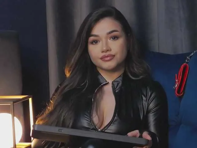 Live sex webcam photo for NikiBryce #277934296