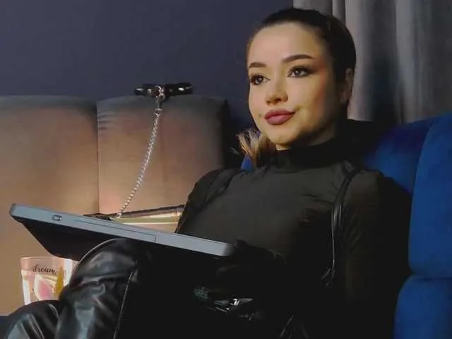 Live sex webcam photo for NikiBryce #290938667