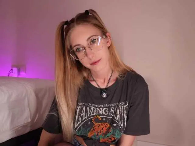 Live sex webcam photo for Nikki-Gia #291071621