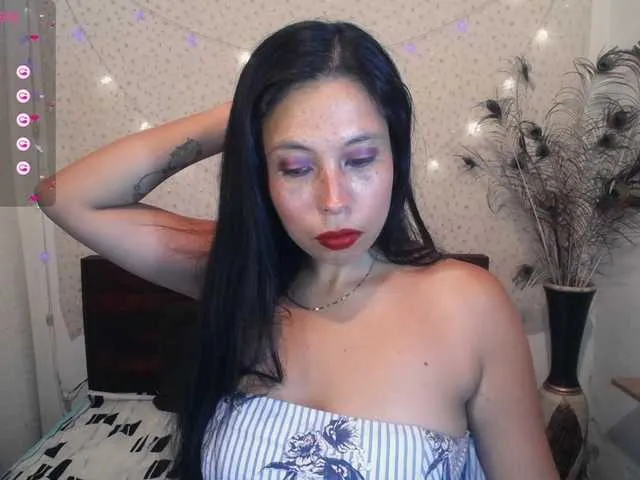 Live sex webcam photo for NikkiMilky #290345090