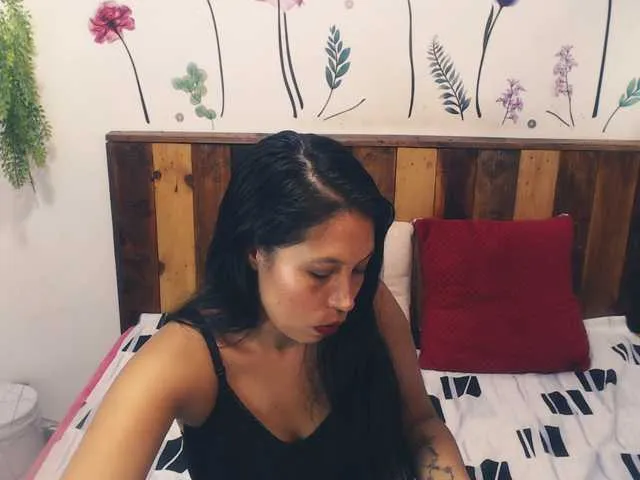 Live sex webcam photo for NikkiMilky #291017694