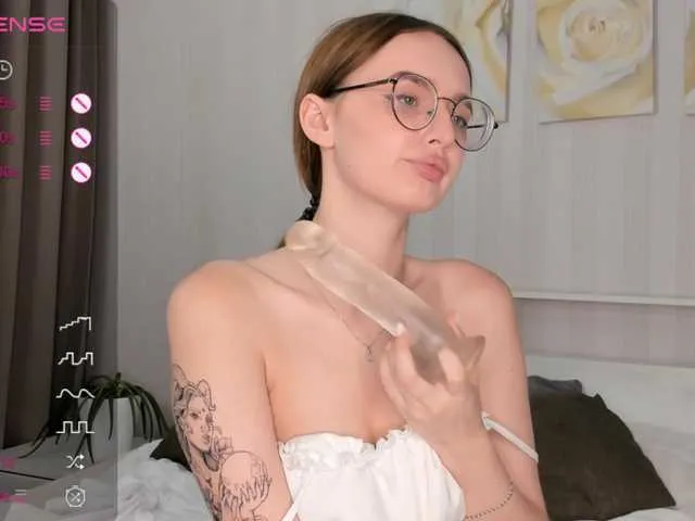 Live sex webcam photo for NikkiBly #278300656