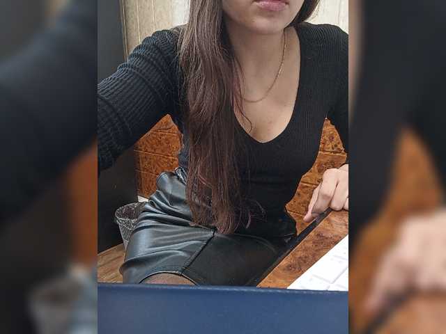 Live sex webcam photo for NikkySecrets #277656811