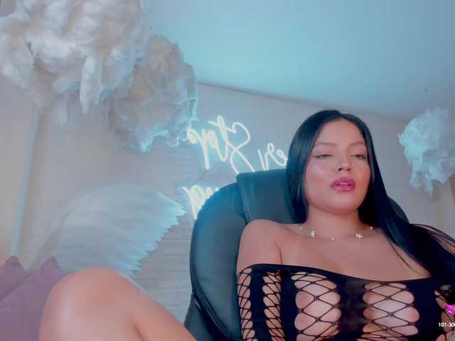 Live sex webcam photo for NinaMichelle #277885993