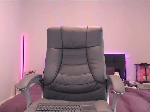 Live sex webcam photo for NinaRosee #275560479