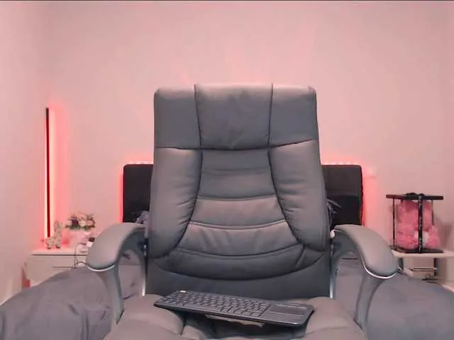 Live sex webcam photo for NinaRosee #276124385