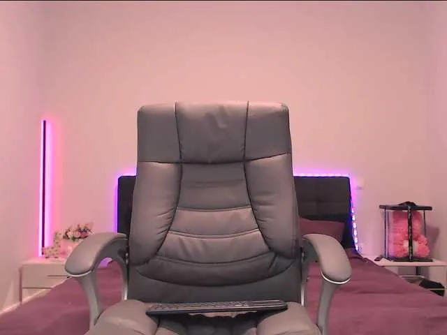 Live sex webcam photo for NinaRosee #276942516